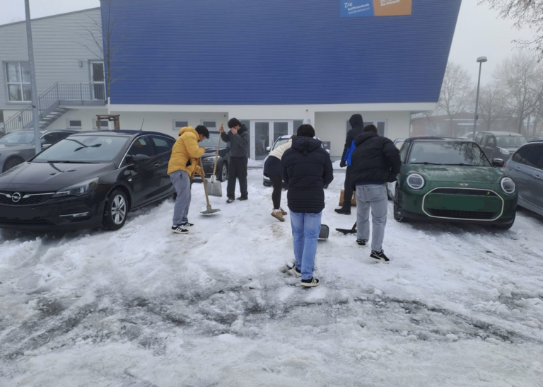 Winterchaos an der Busschleife des Schulzentrums: Schüler als wichtige Helfer